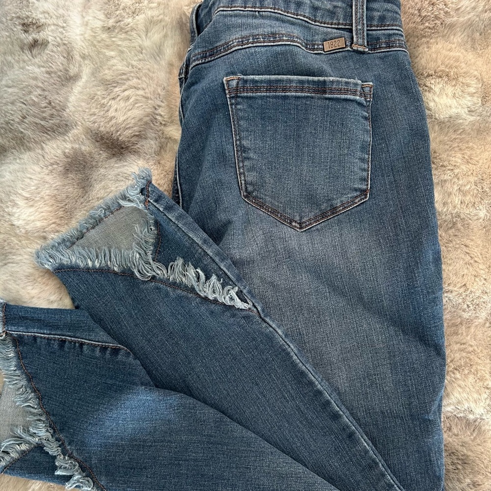 1822 Denim Frayed Hem Cropped Jeans